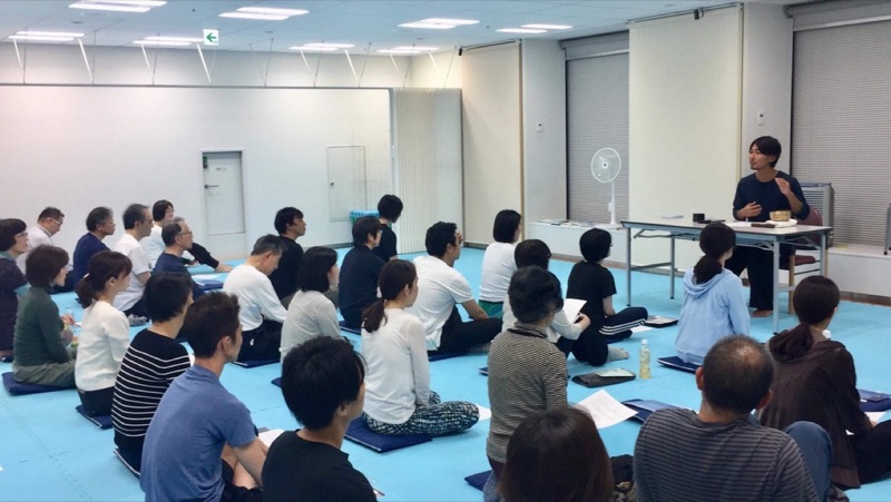 会場で瞑想を学ぶ受講生